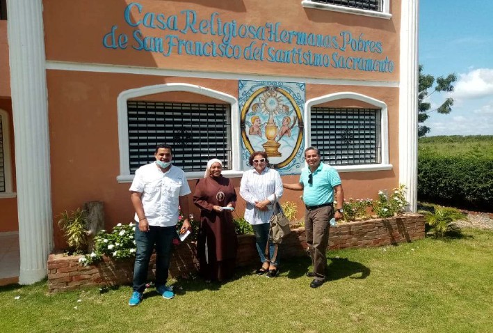 Colaboradores de FINDESA y Evolution Foundation junto a una hermana franciscana frente a la Casa Religiosa Hermanas Pobres de San Francisco del Santísimo Sacramento, comunidad El Valiente.