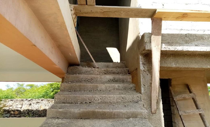 State of construction at the time of the visit: staircase and interior floor pending completion.