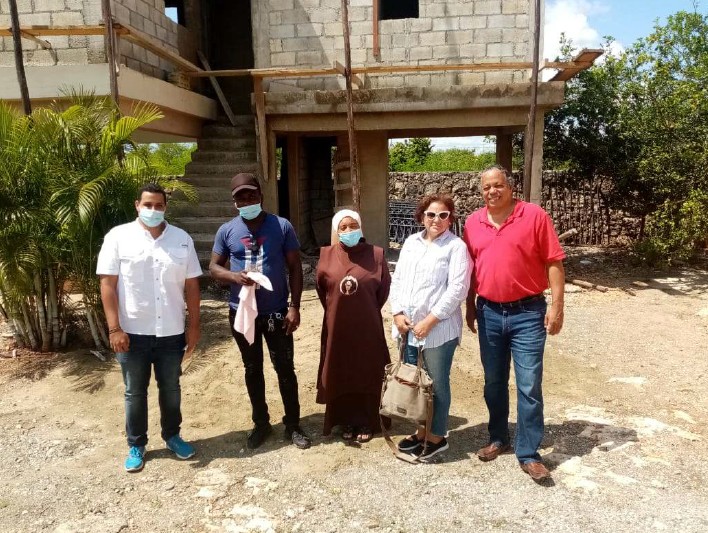 FINDESA and Evolution Foundation collaborators alongside a Franciscan sister in front of the Casa Religiosa Hermanas Pobres de San Francisco del Santísimo Sacramento, El Valiente community.
